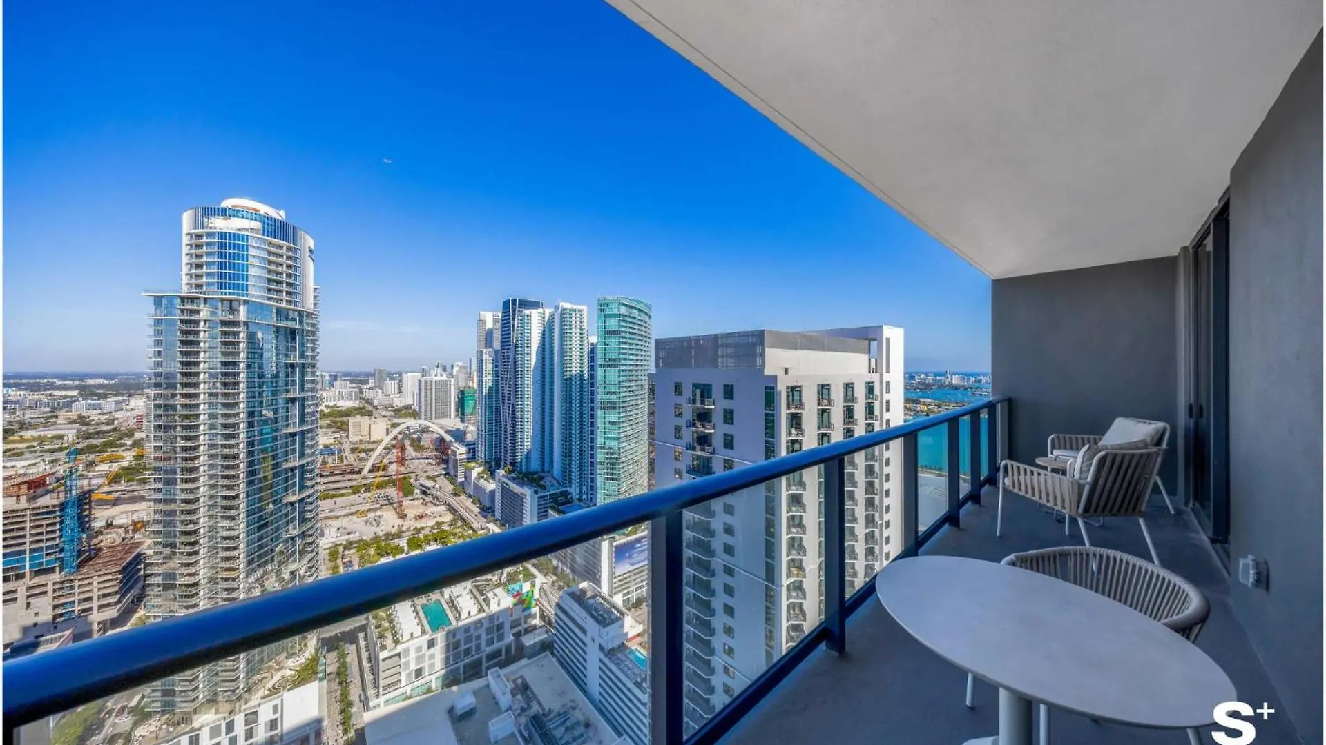 Contemporary Getaway With Skyline & Bay Views בית נופש