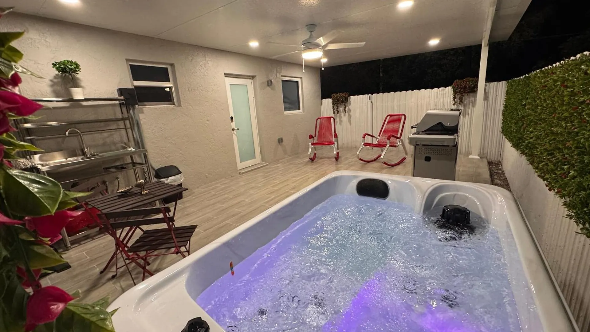 Stylish With Jacuzzi Apartment