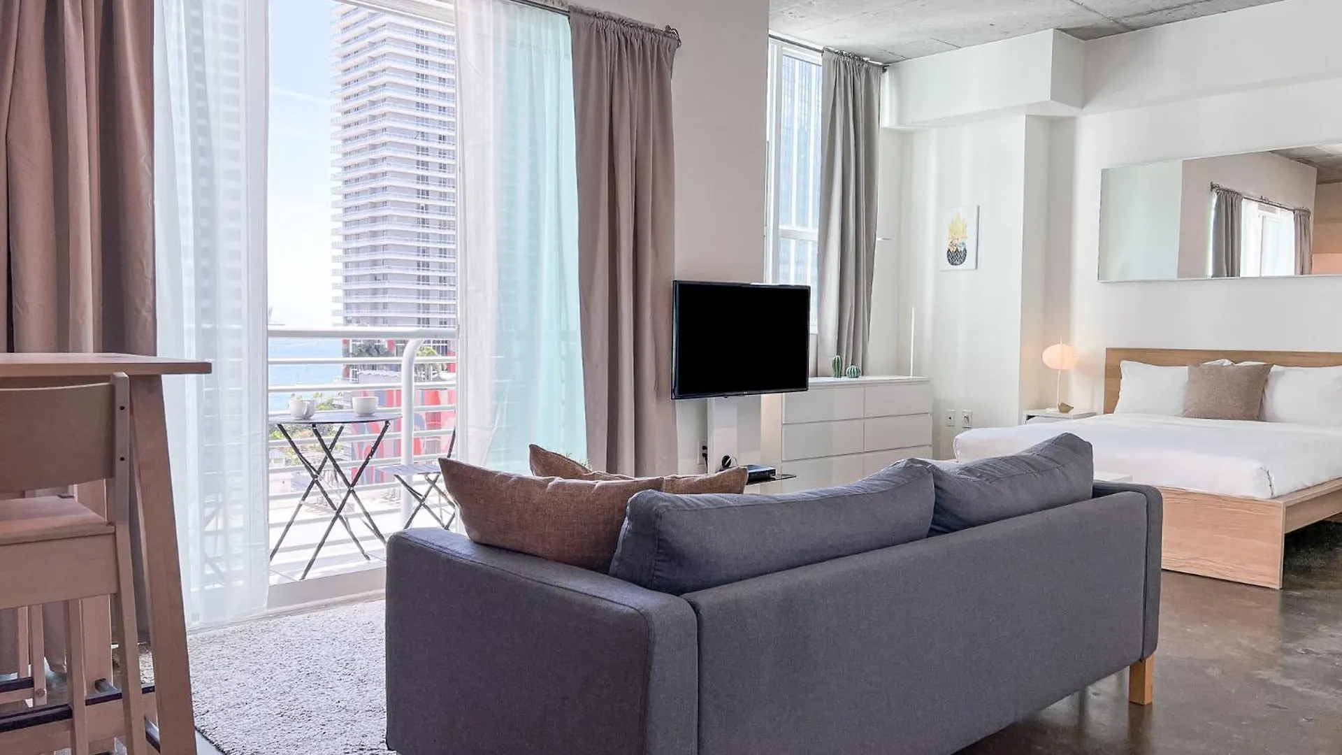 Center Stage- Downtown Parking Pool Hot Tub Holiday home Miami