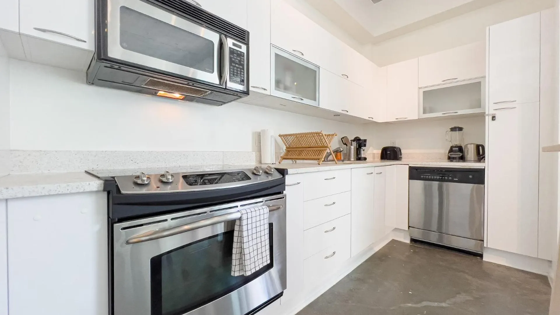 Center Stage- Downtown Parking Pool Hot Tub Holiday home *