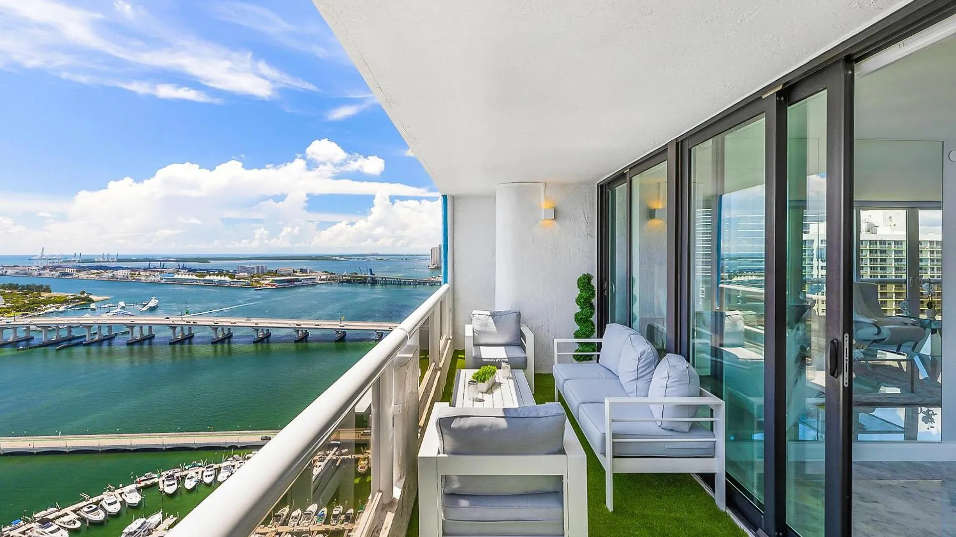 Apartment 4 Bedroom With Stunning Balcony View