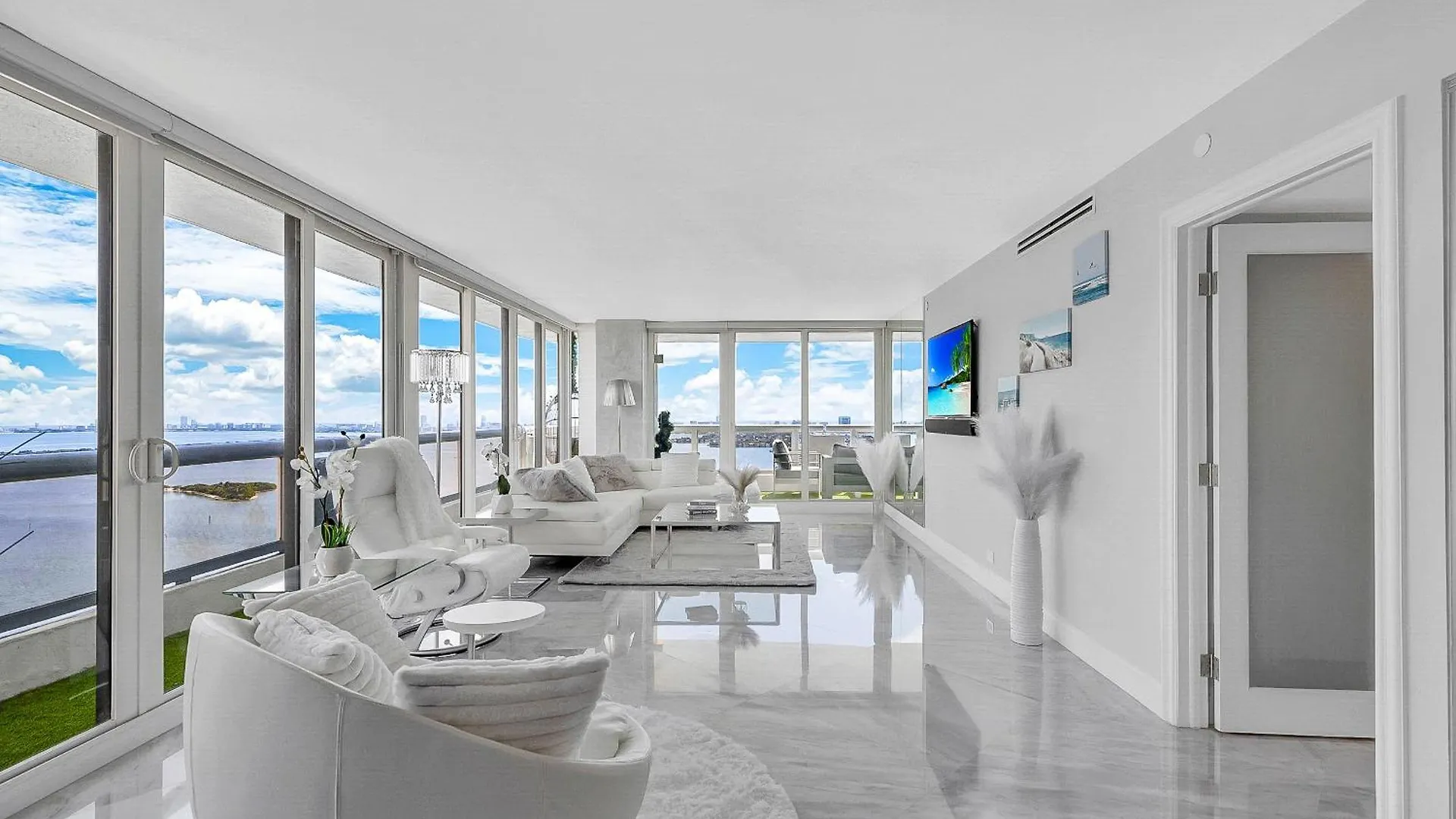 Apartment 4 Bedroom With Stunning Balcony View Miami