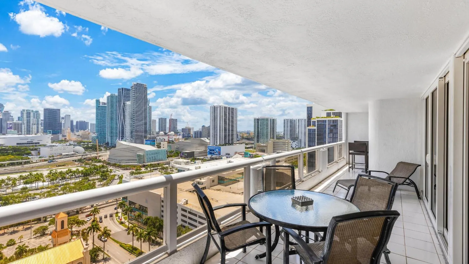 아파트 4 Bedroom With Stunning Balcony View *