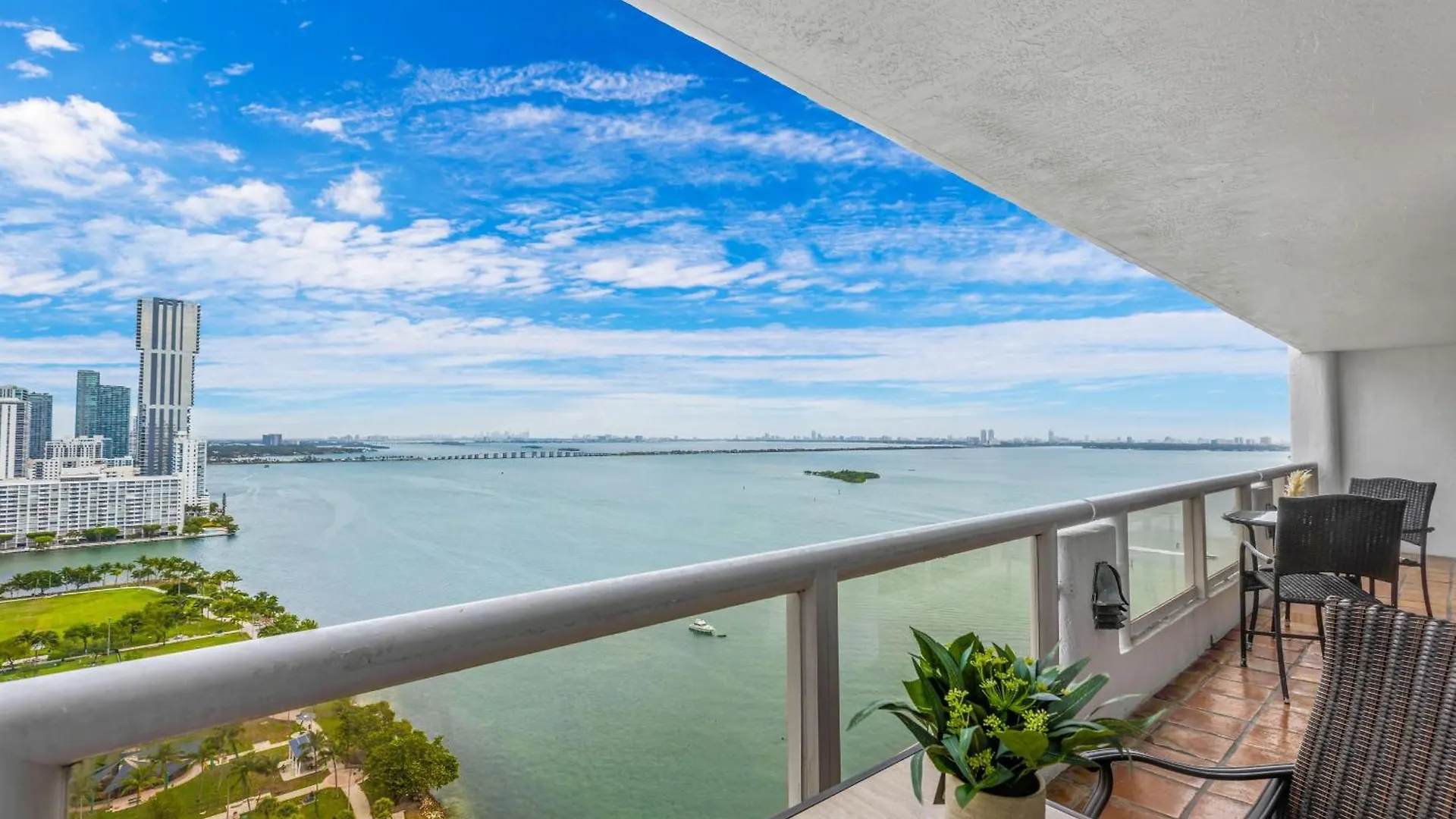 Apartment 4 Bedroom With Stunning Balcony View