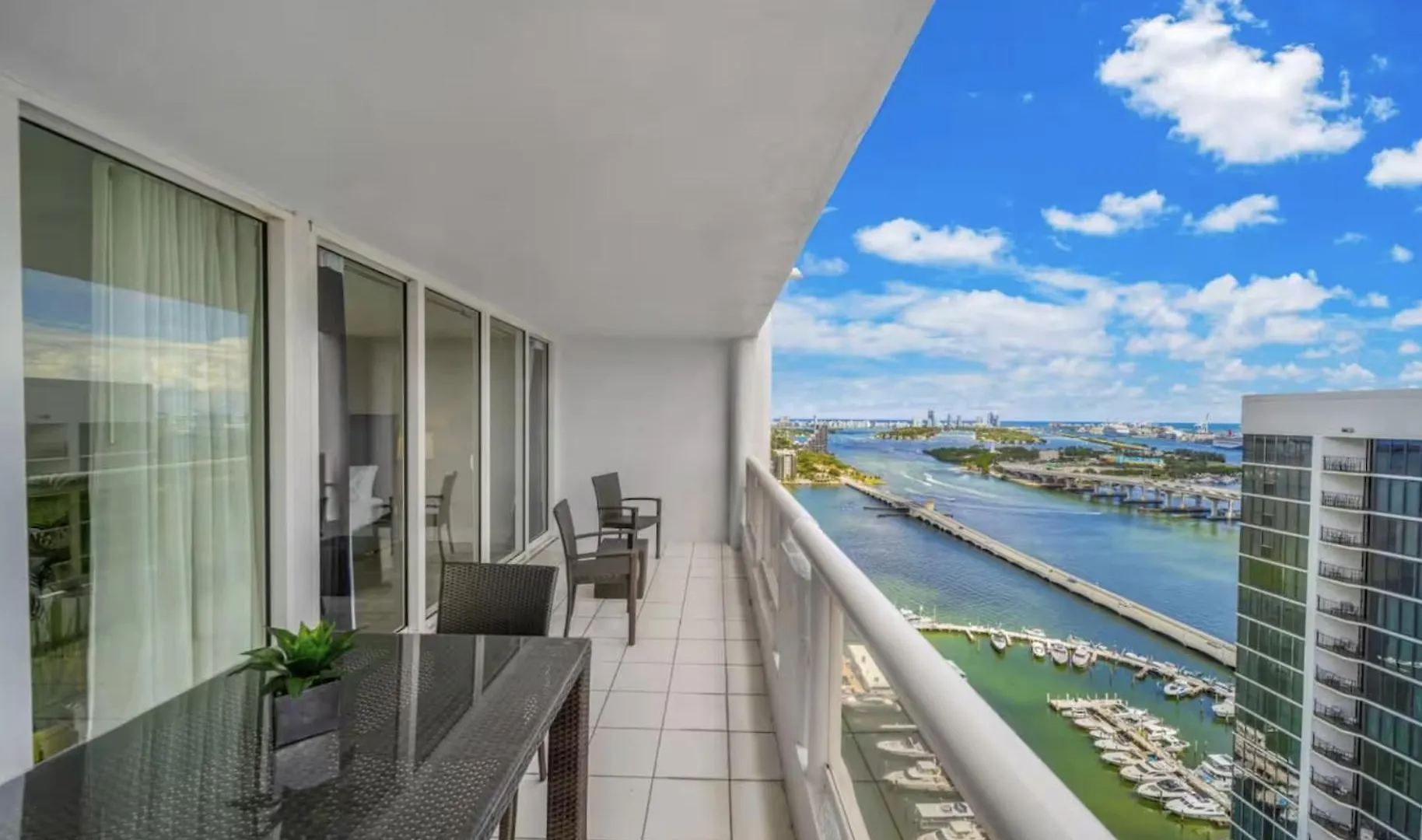 4 Bedroom With Stunning Balcony View Apartment Miami