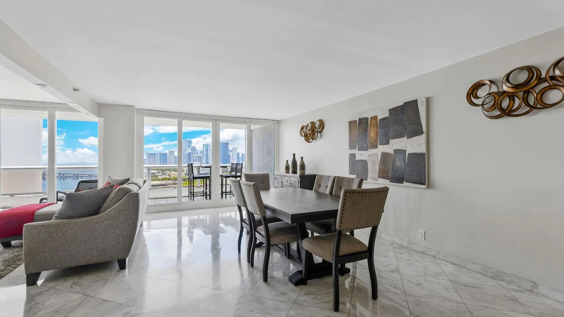 4 Bedroom With Stunning Balcony View Apartment