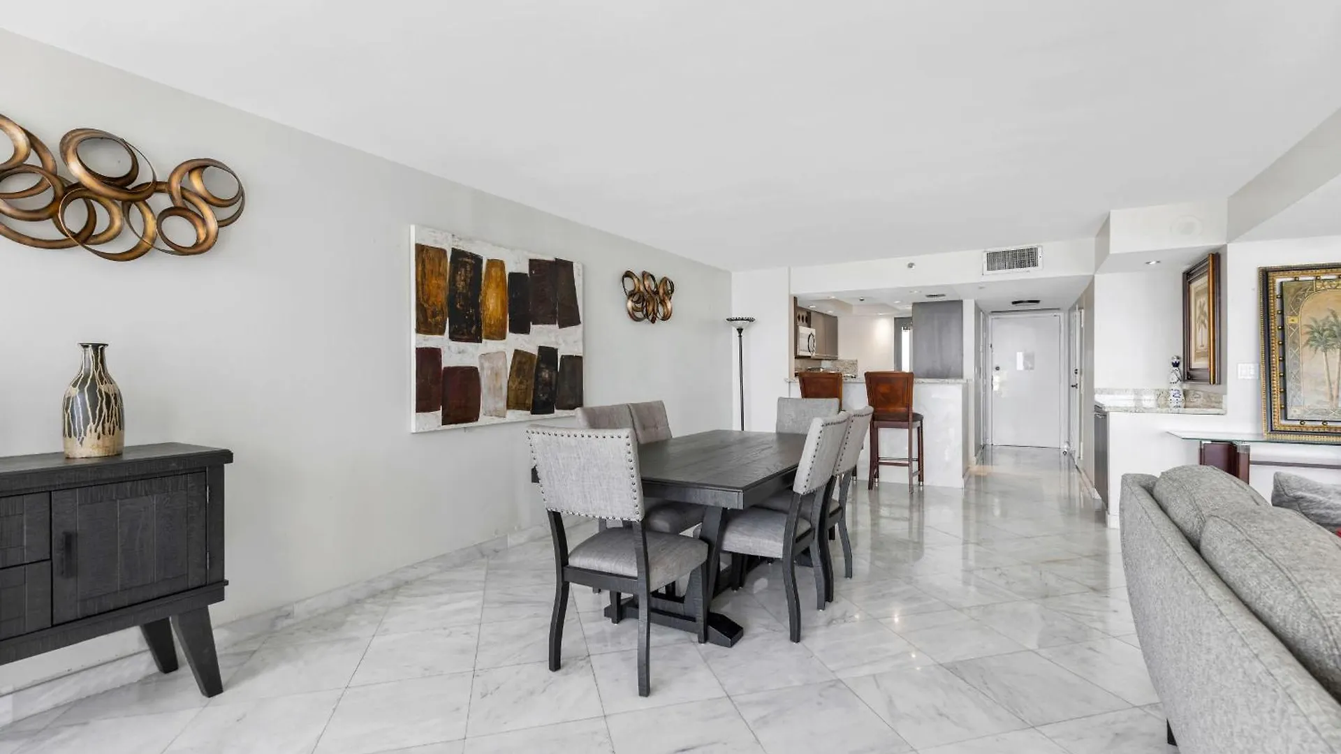 4 Bedroom With Stunning Balcony View Apartment Miami