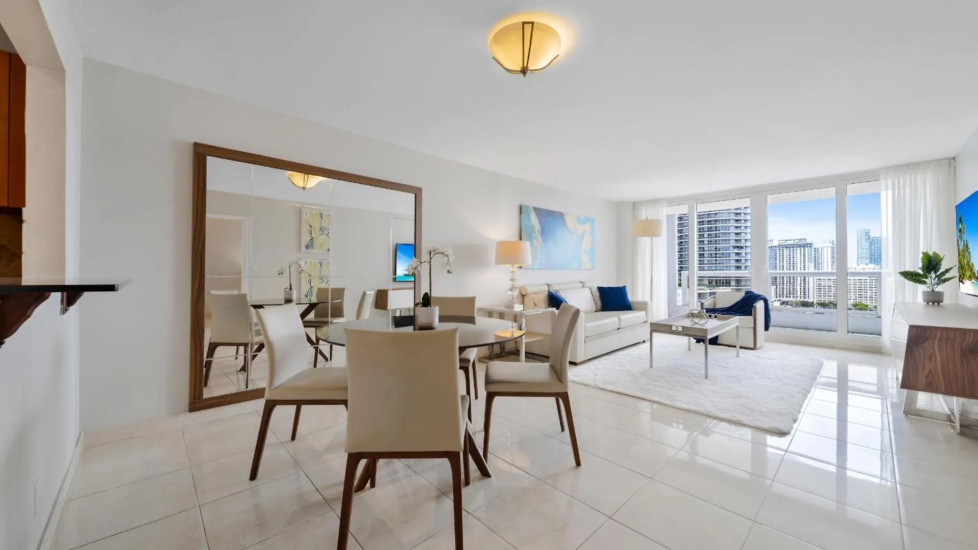 4 Bedroom With Stunning Balcony View Apartment