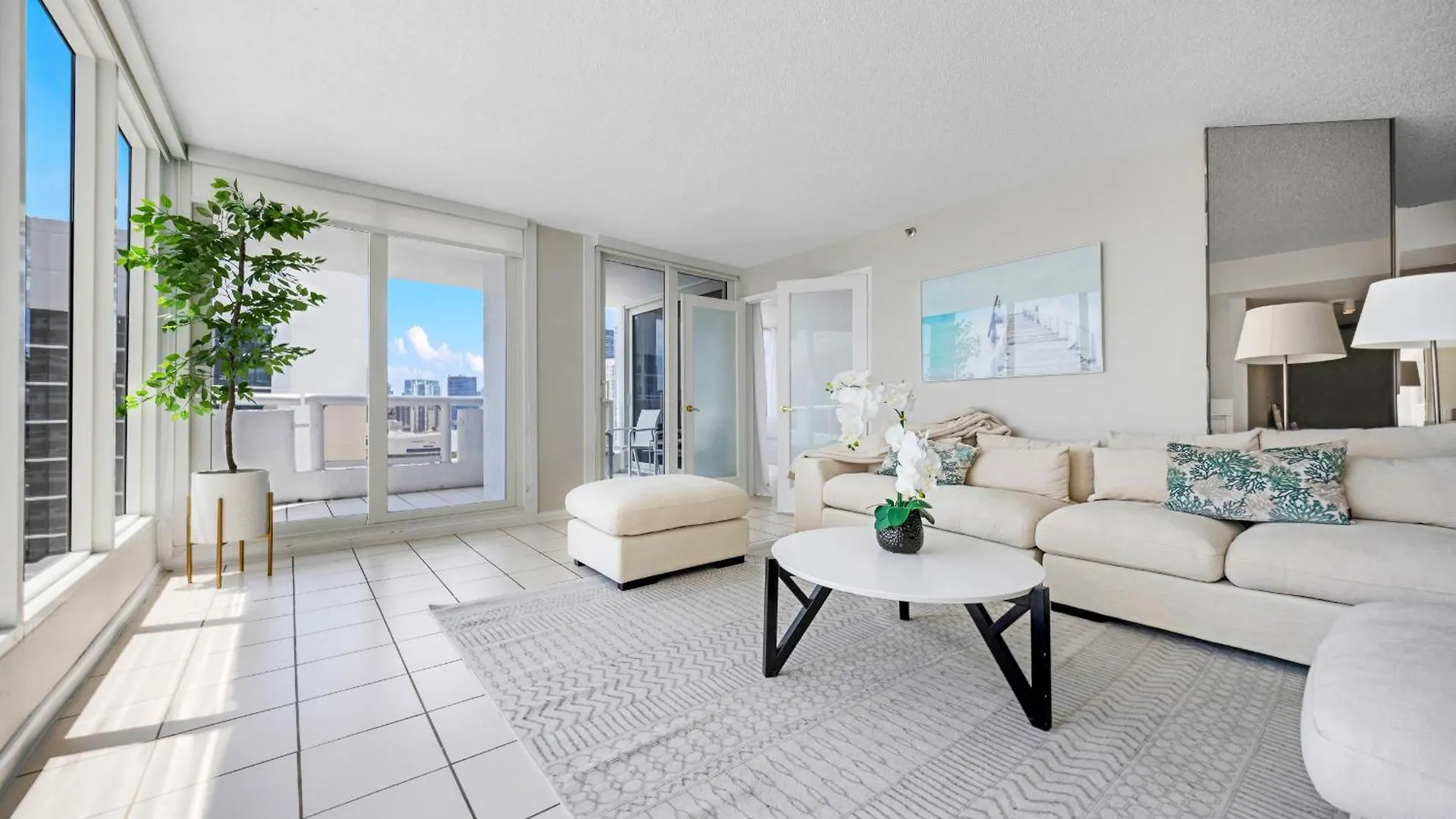 Apartment 4 Bedroom With Stunning Balcony View *