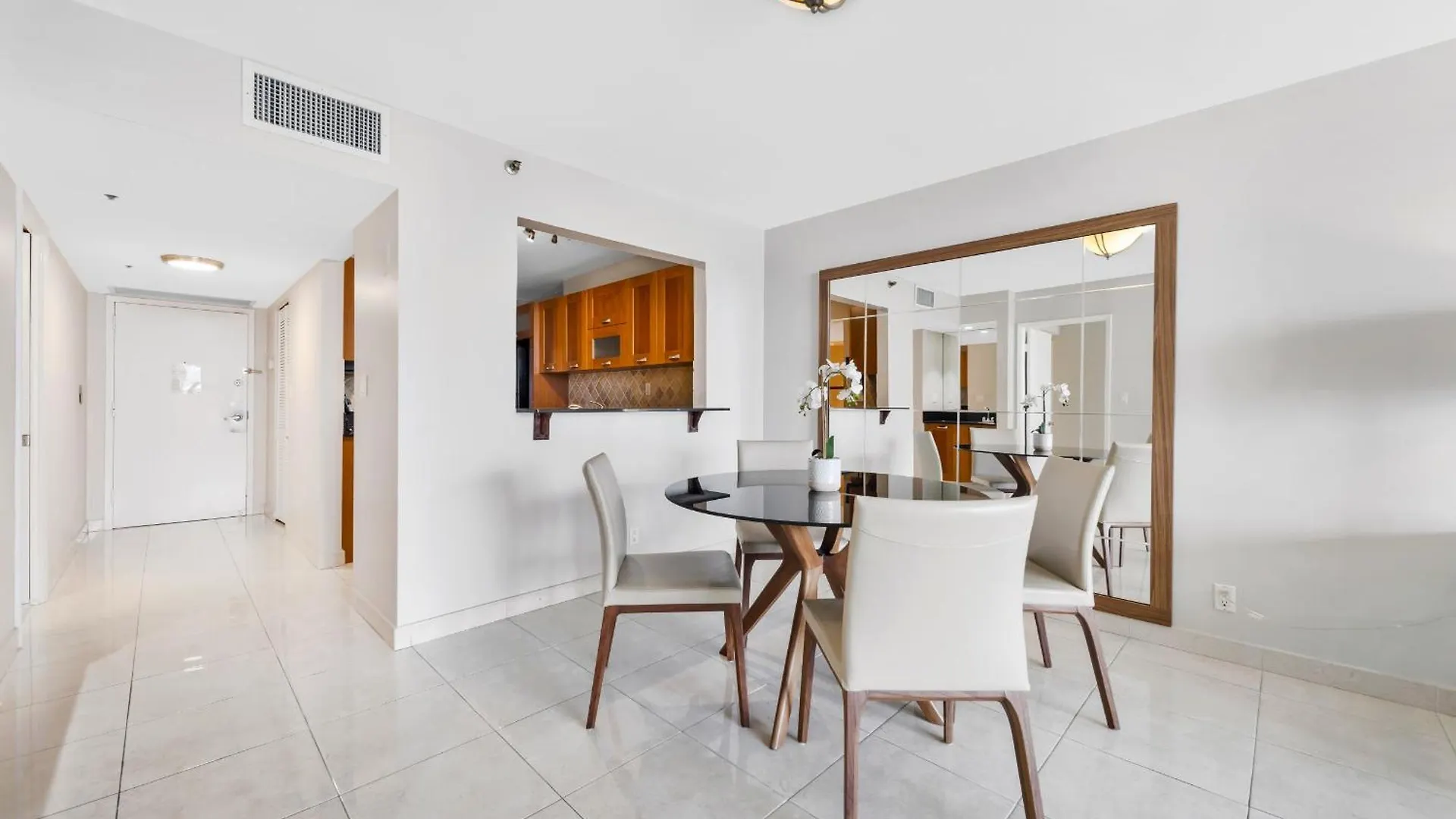4 Bedroom With Stunning Balcony View *