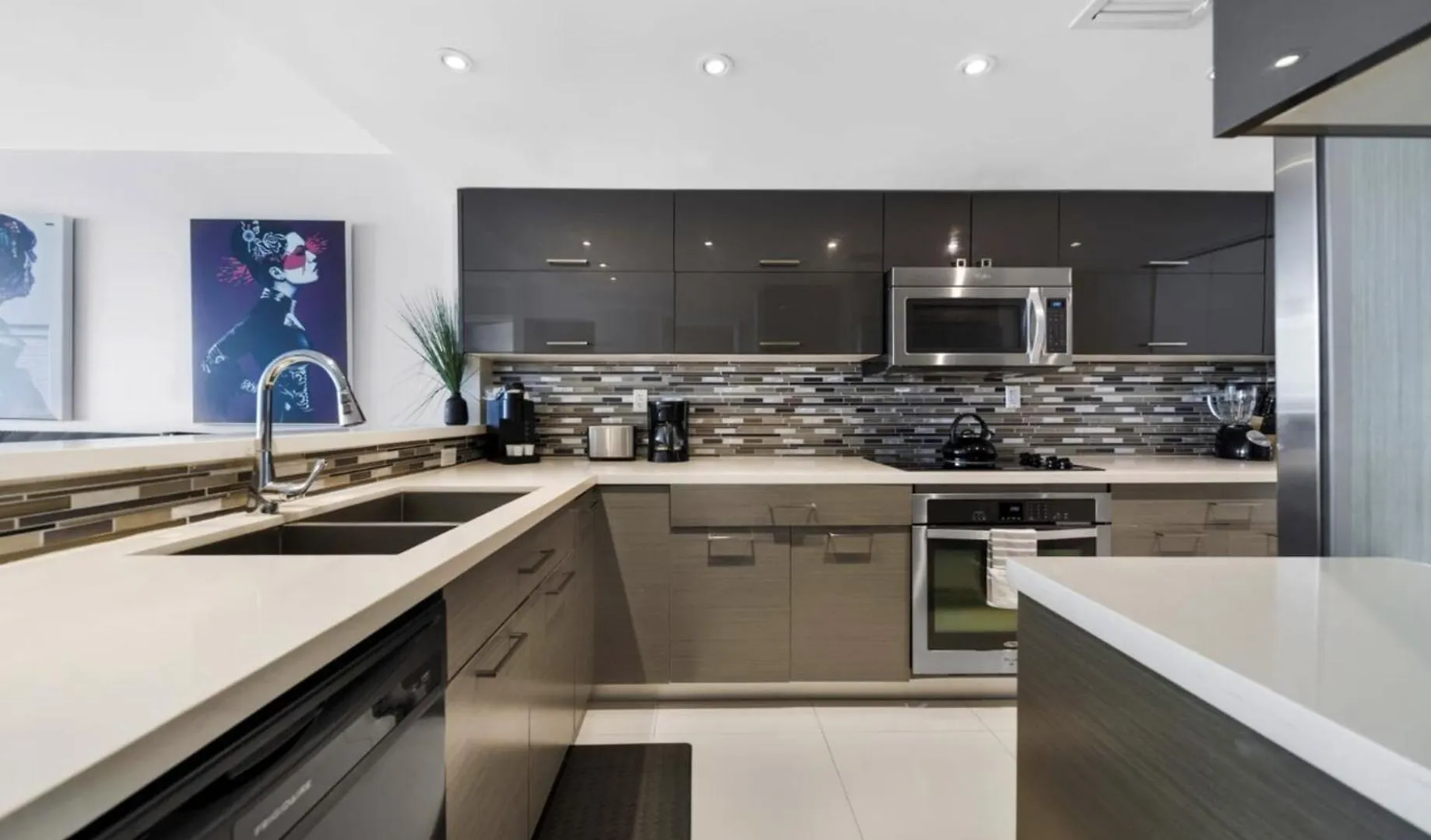 4 Bedroom With Stunning Balcony View Apartment *