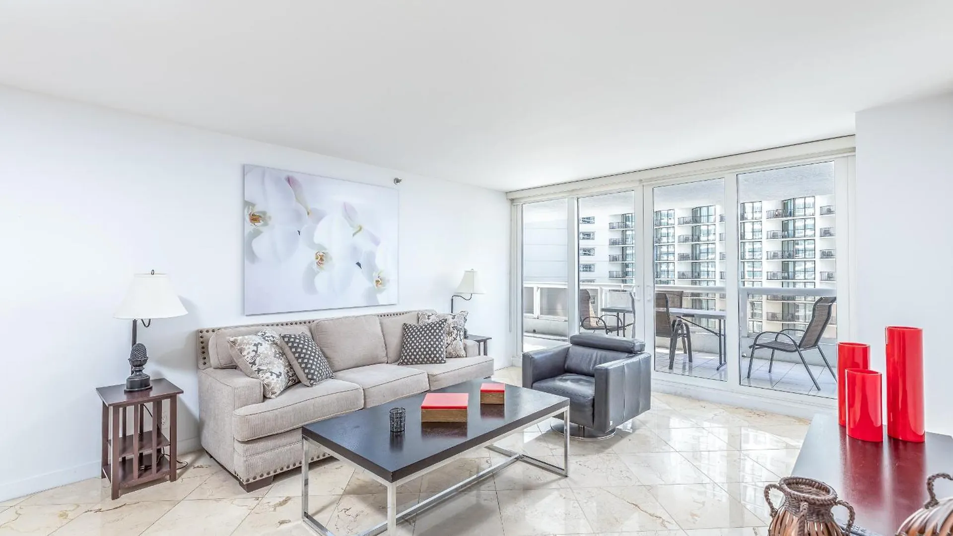 4 Bedroom With Stunning Balcony View *