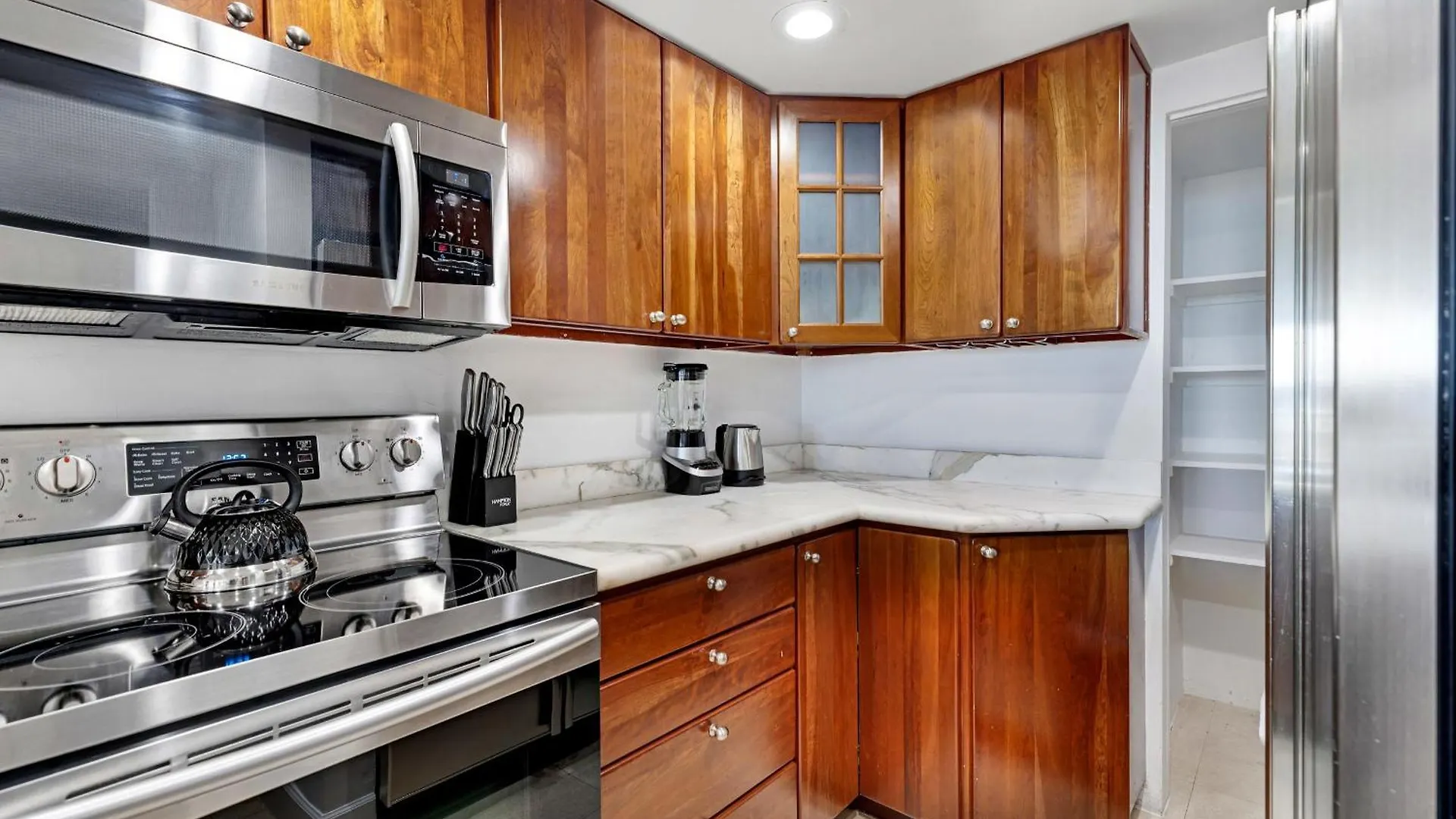Apartment 4 Bedroom With Stunning Balcony View