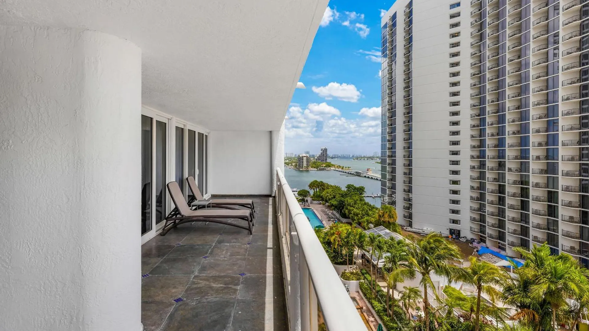 Apartment 4 Bedroom With Stunning Balcony View *