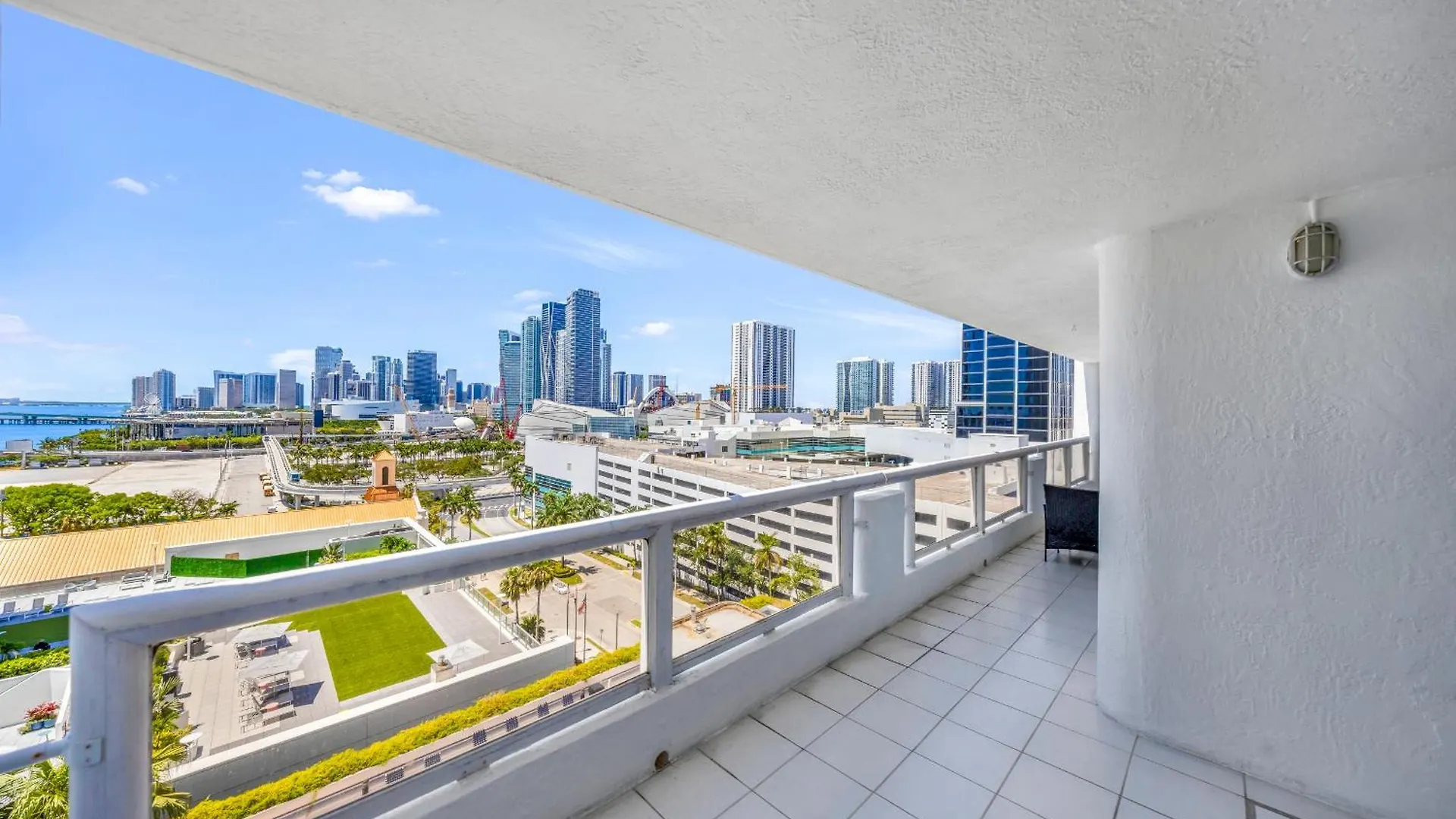 4 Bedroom With Stunning Balcony View Apartment Miami