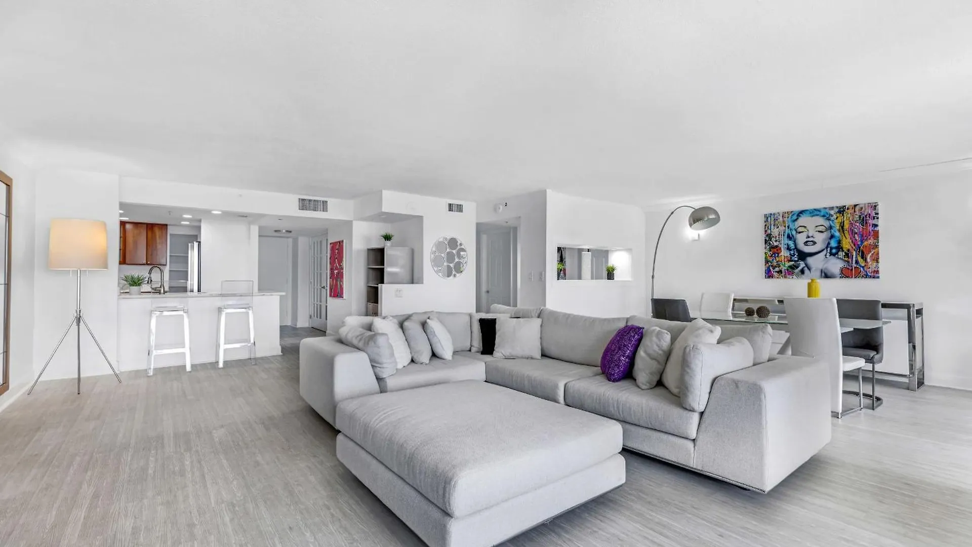 Apartment 4 Bedroom With Stunning Balcony View
