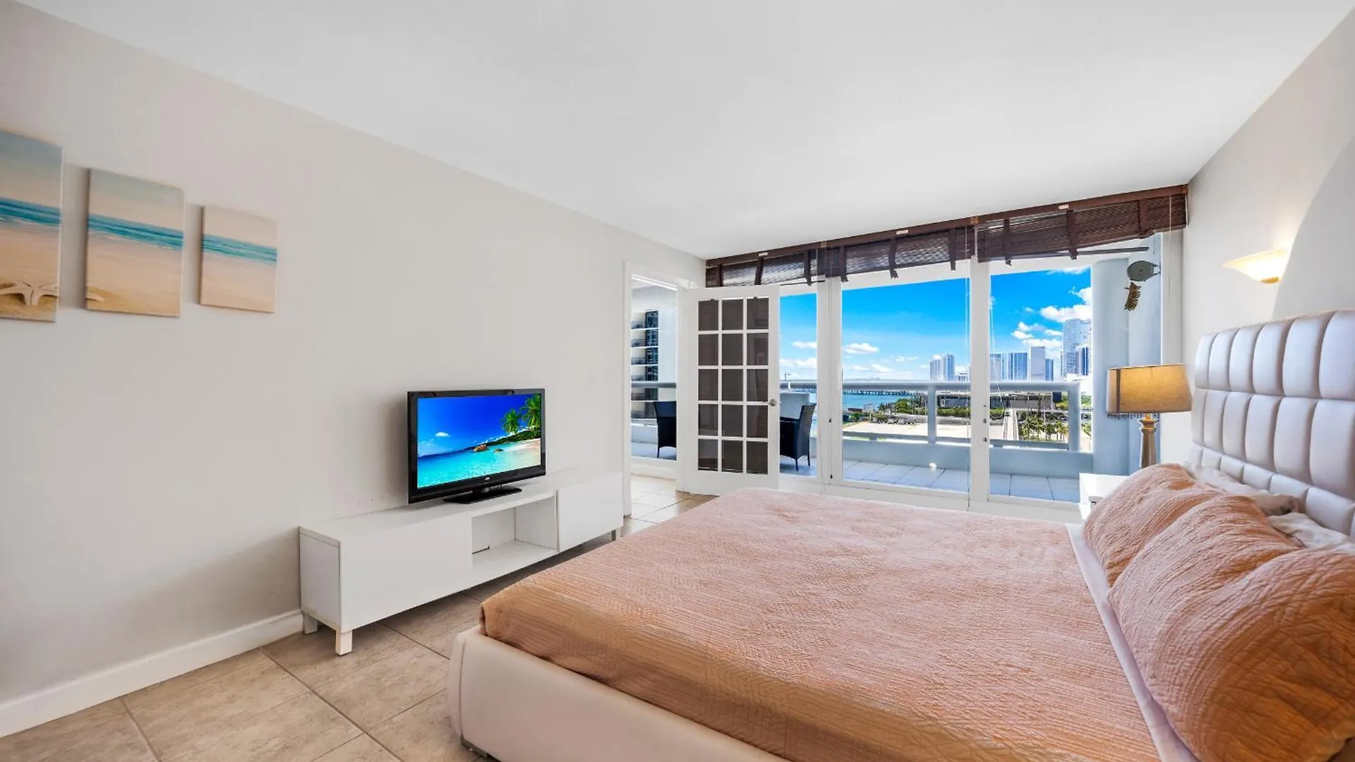 4 Bedroom With Stunning Balcony View *