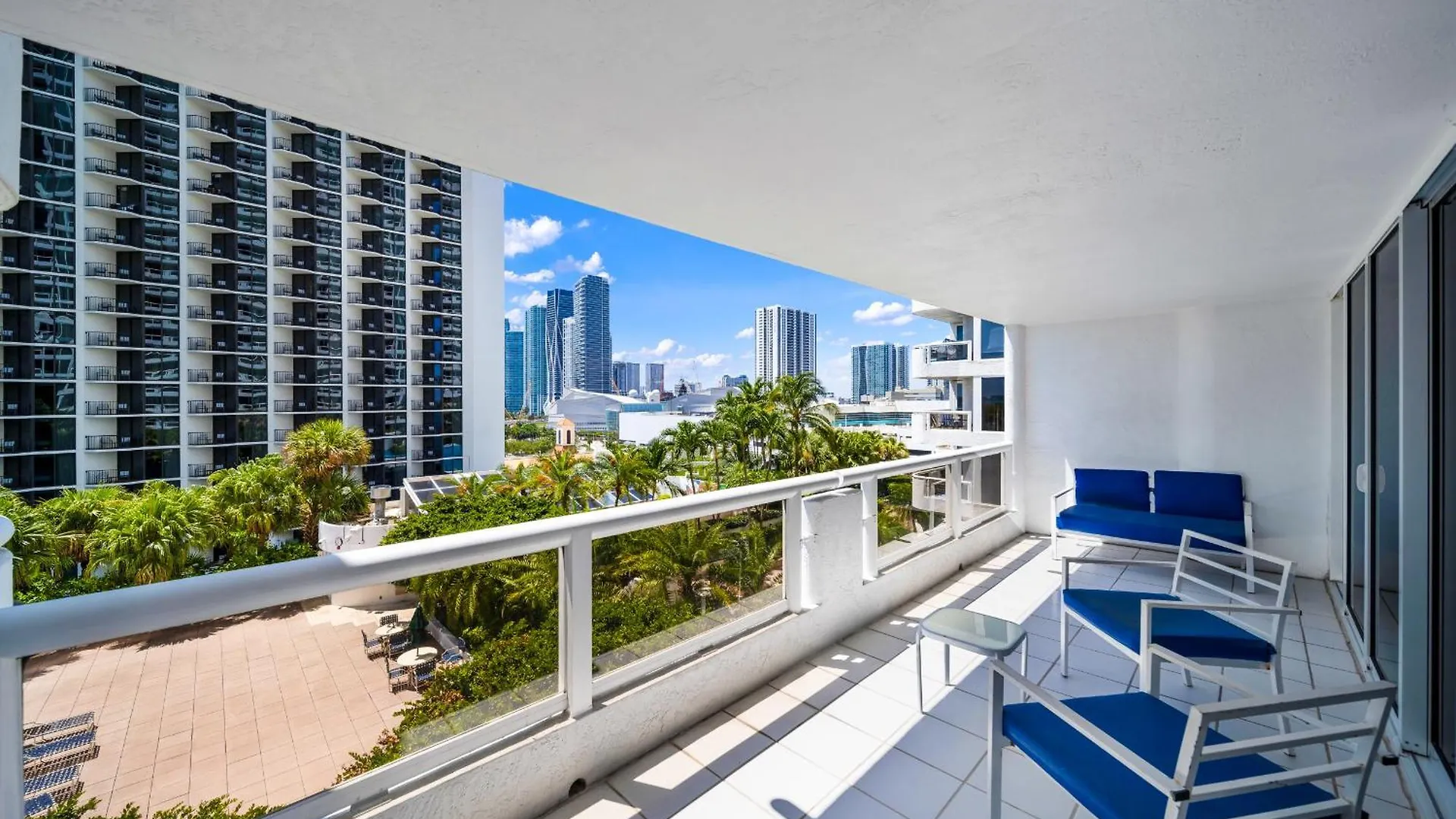 4 Bedroom With Stunning Balcony View *
