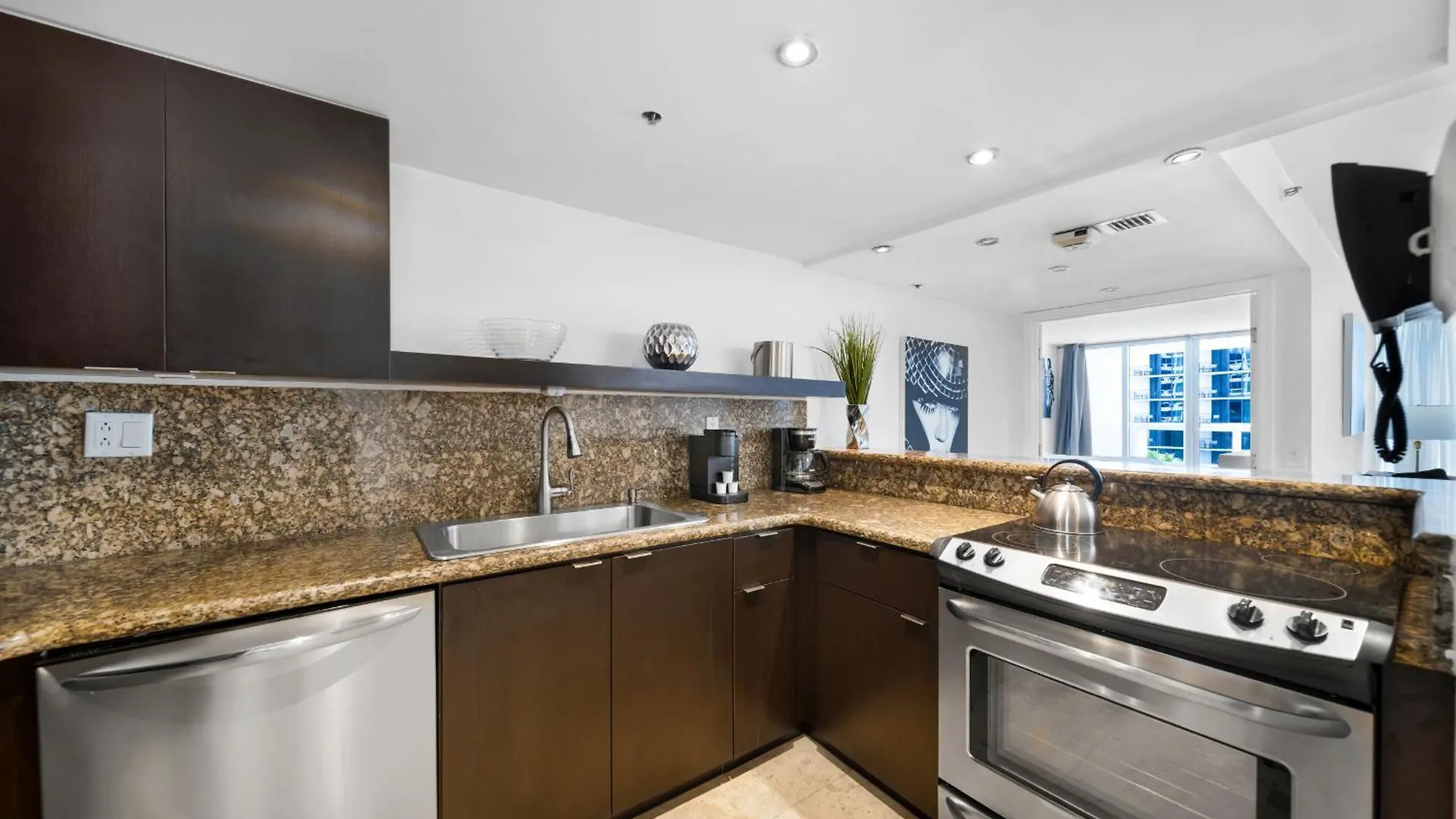Apartment 4 Bedroom With Stunning Balcony View