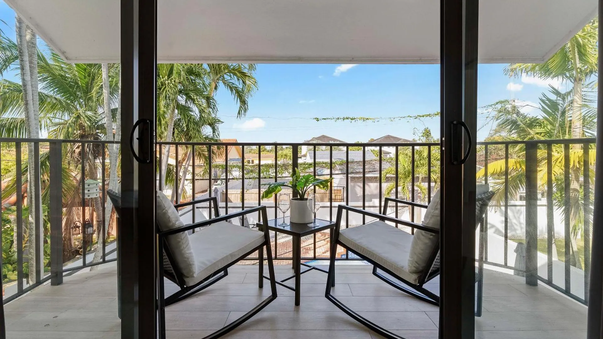 Holiday home Tropical Outdoor Oasis! Private Pool & Yard, Grill, Soaking Tub, Near Coral Gables & Mia Airport