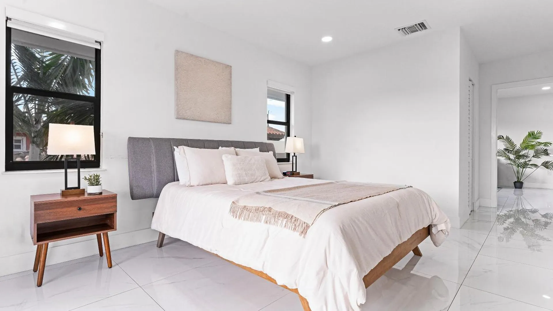 Holiday home Tropical Outdoor Oasis! Private Pool & Yard, Grill, Soaking Tub, Near Coral Gables & Mia Airport *