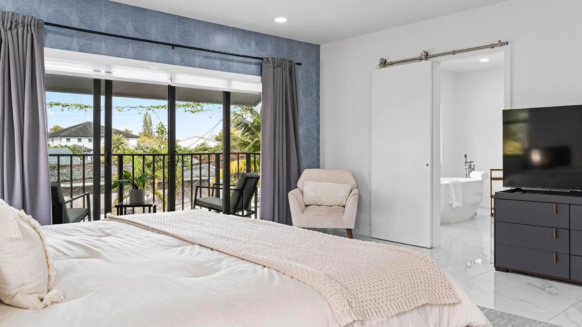 Tropical Outdoor Oasis! Private Pool & Yard, Grill, Soaking Tub, Near Coral Gables & Mia Airport Miami