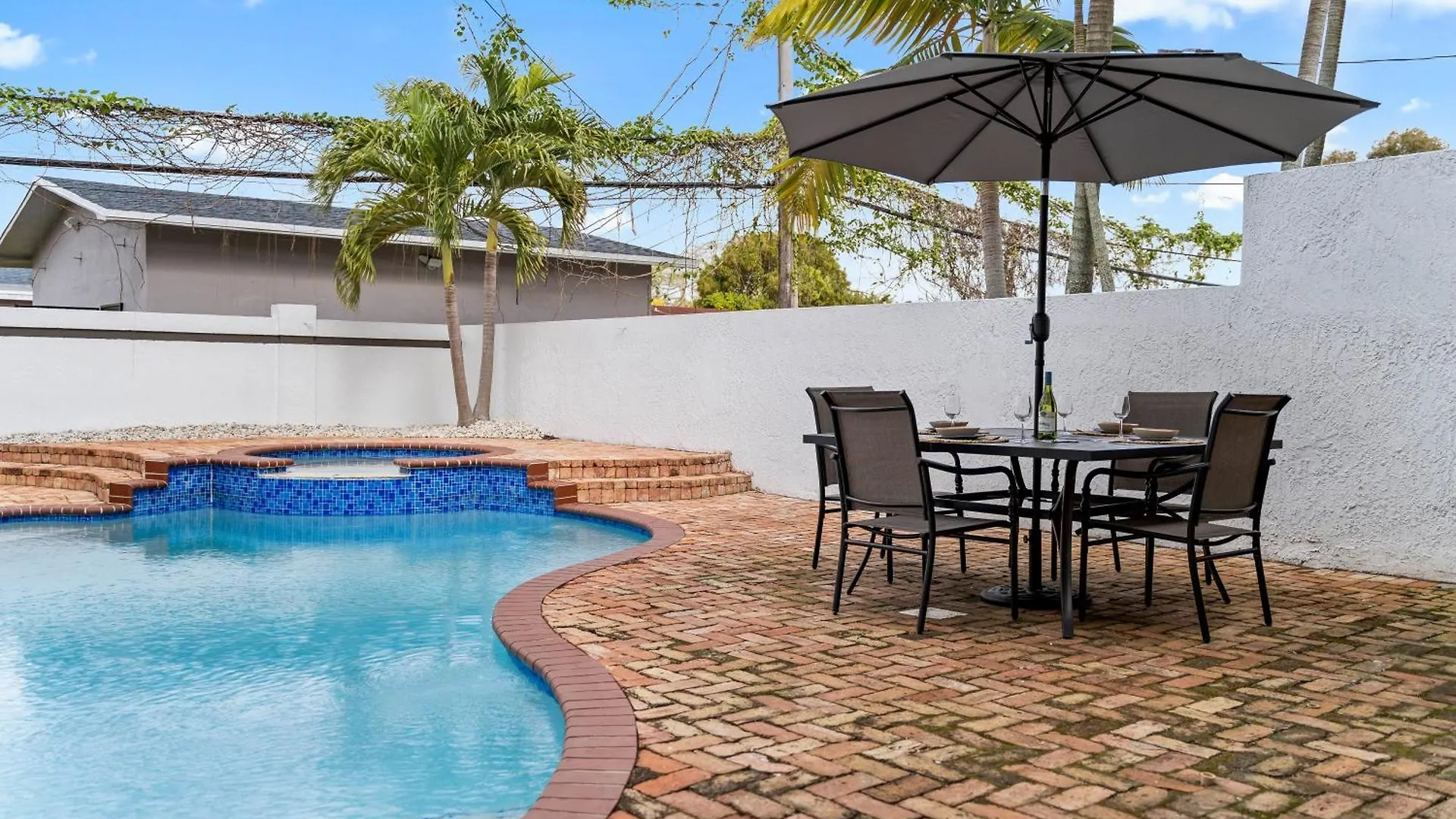 Tropical Outdoor Oasis! Private Pool & Yard, Grill, Soaking Tub, Near Coral Gables & Mia Airport Holiday home Miami