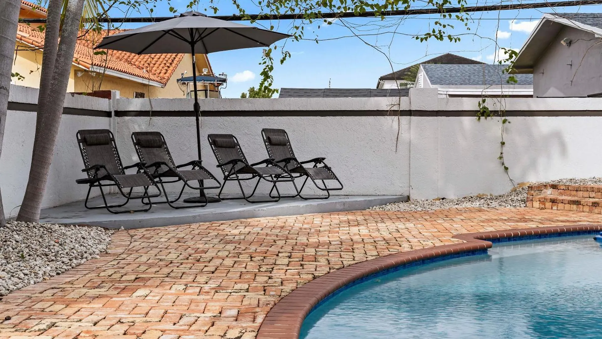 Tropical Outdoor Oasis! Private Pool & Yard, Grill, Soaking Tub, Near Coral Gables & Mia Airport *