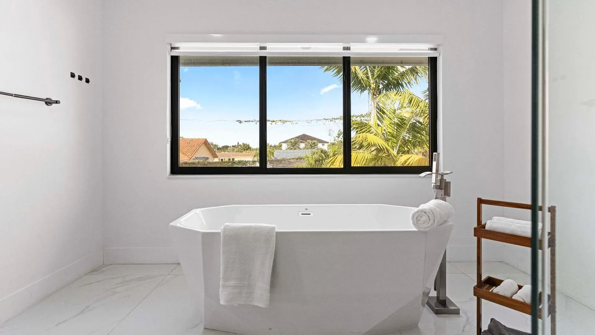 Tropical Outdoor Oasis! Private Pool & Yard, Grill, Soaking Tub, Near Coral Gables & Mia Airport Holiday home