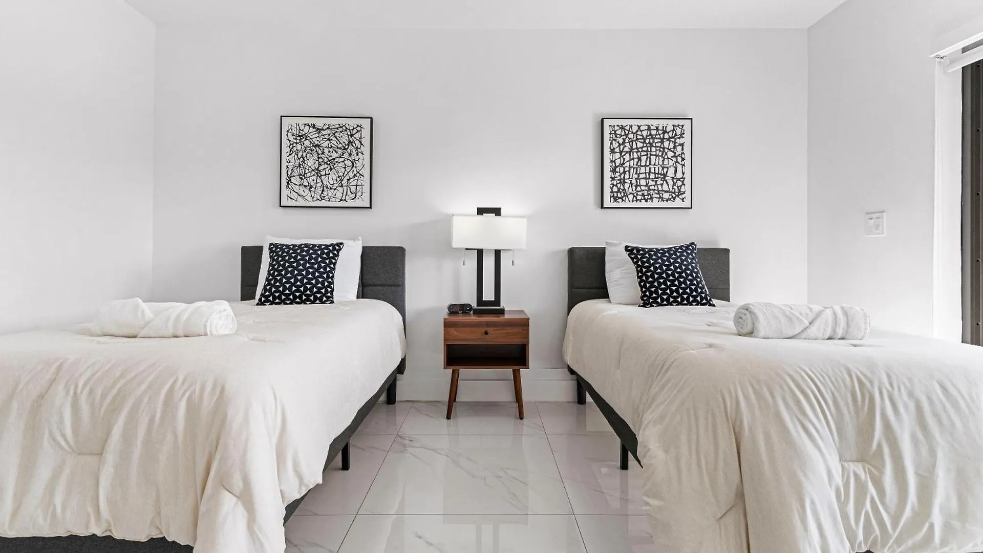 Holiday home Tropical Outdoor Oasis! Private Pool & Yard, Grill, Soaking Tub, Near Coral Gables & Mia Airport *