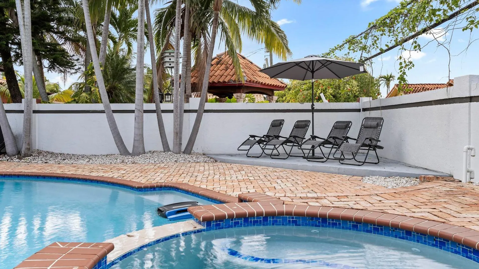 Tropical Outdoor Oasis! Private Pool & Yard, Grill, Soaking Tub, Near Coral Gables & Mia Airport *
