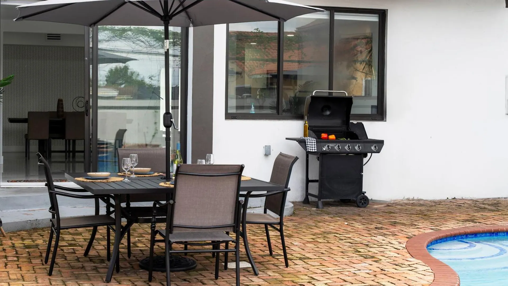 Tropical Outdoor Oasis! Private Pool & Yard, Grill, Soaking Tub, Near Coral Gables & Mia Airport Miami