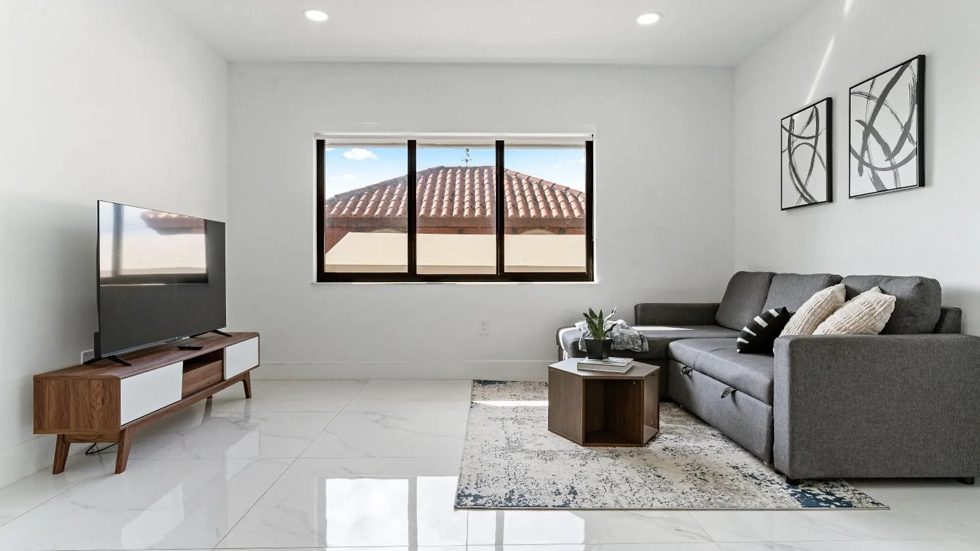 Tropical Outdoor Oasis! Private Pool & Yard, Grill, Soaking Tub, Near Coral Gables & Mia Airport