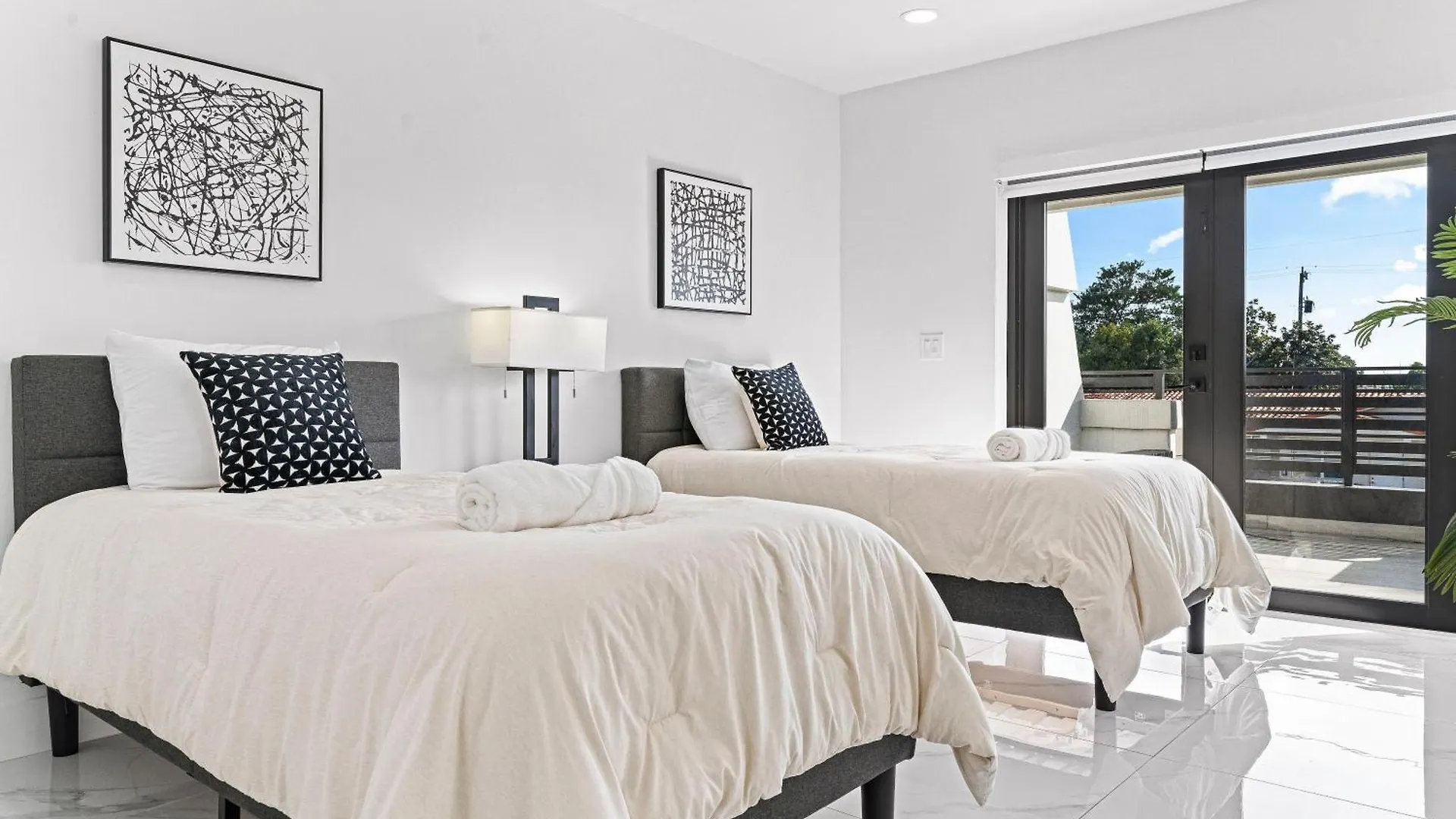 Tropical Outdoor Oasis! Private Pool & Yard, Grill, Soaking Tub, Near Coral Gables & Mia Airport
