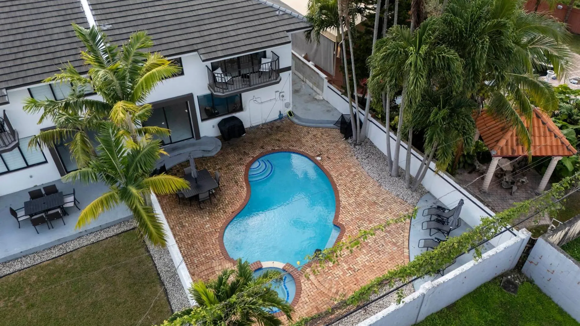 Holiday home Tropical Outdoor Oasis! Private Pool & Yard, Grill, Soaking Tub, Near Coral Gables & Mia Airport Miami