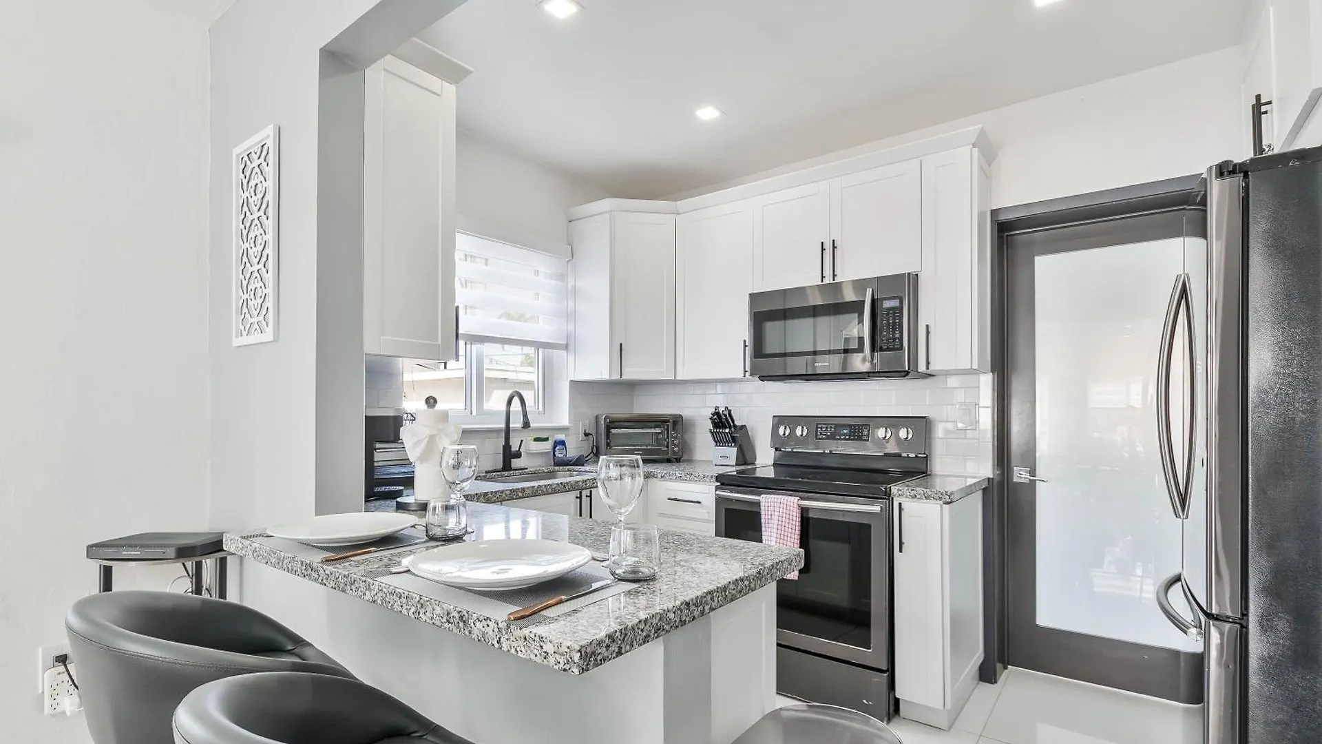 Casa Belle 3bdden, Pool, Sleeps 9 Near Brickell Holiday home *