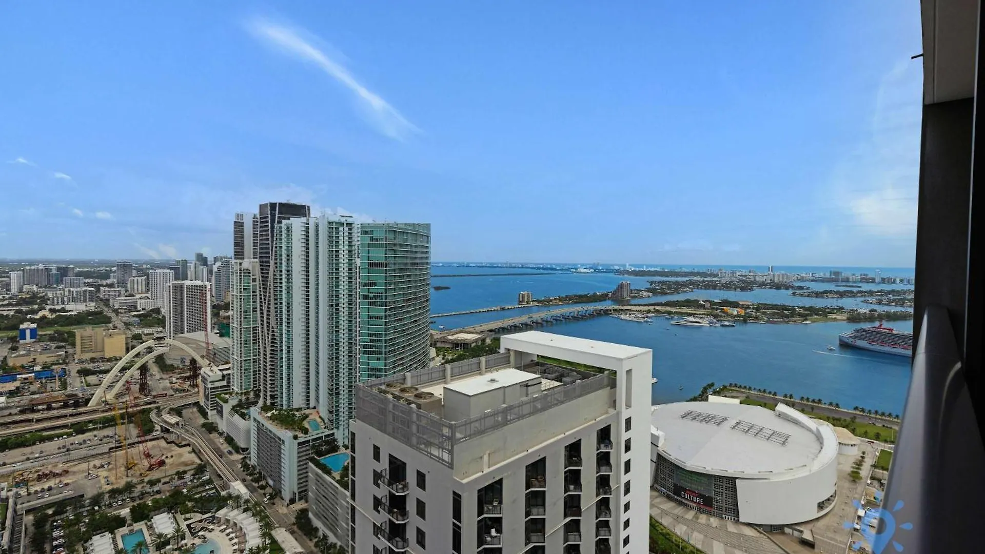 - Views Gym & Pool Apartment Miami