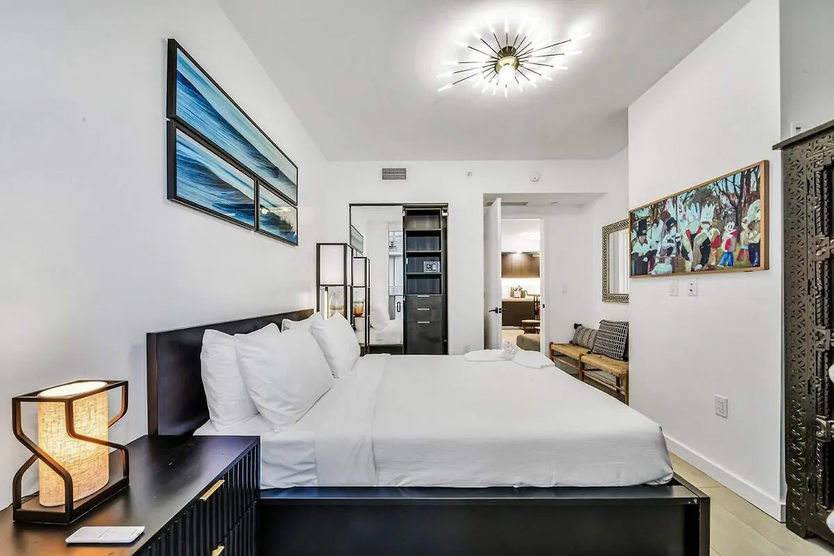 Stylish Tropical Chic 2-bedroom In Downtown *