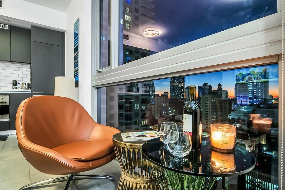 Stylish Tropical Chic 2-bedroom In Downtown