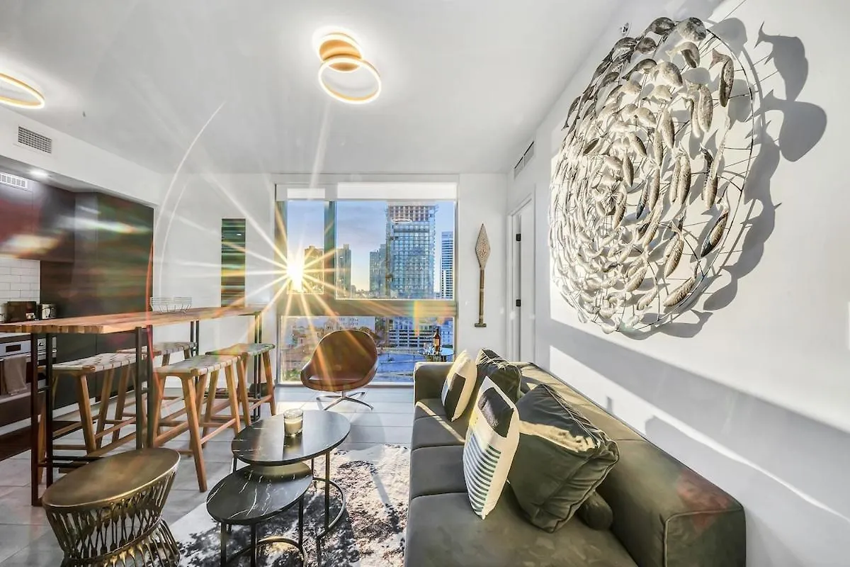 Apartment Stylish Tropical Chic 2-bedroom In Downtown
