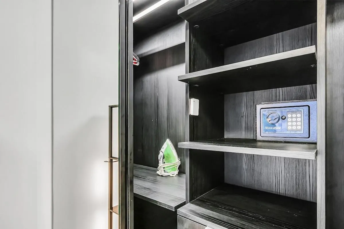Stylish Tropical Chic 2-bedroom In Downtown *