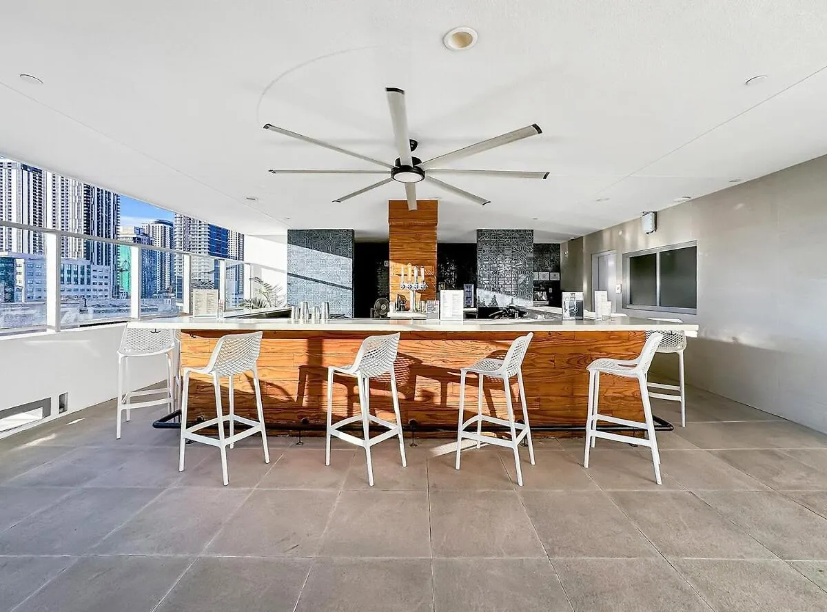 Stylish Tropical Chic 2-bedroom In Downtown Apartment *