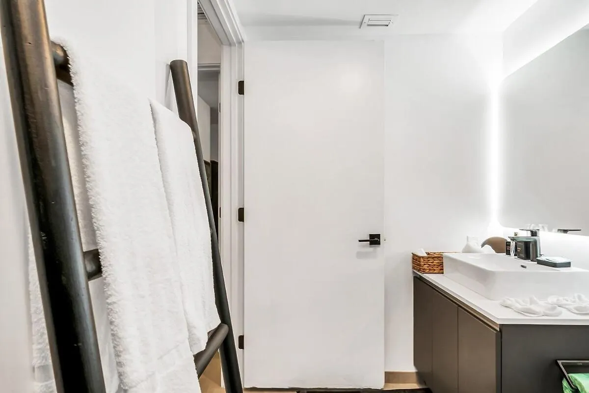 Apartment Stylish Tropical Chic 2-bedroom In Downtown Miami