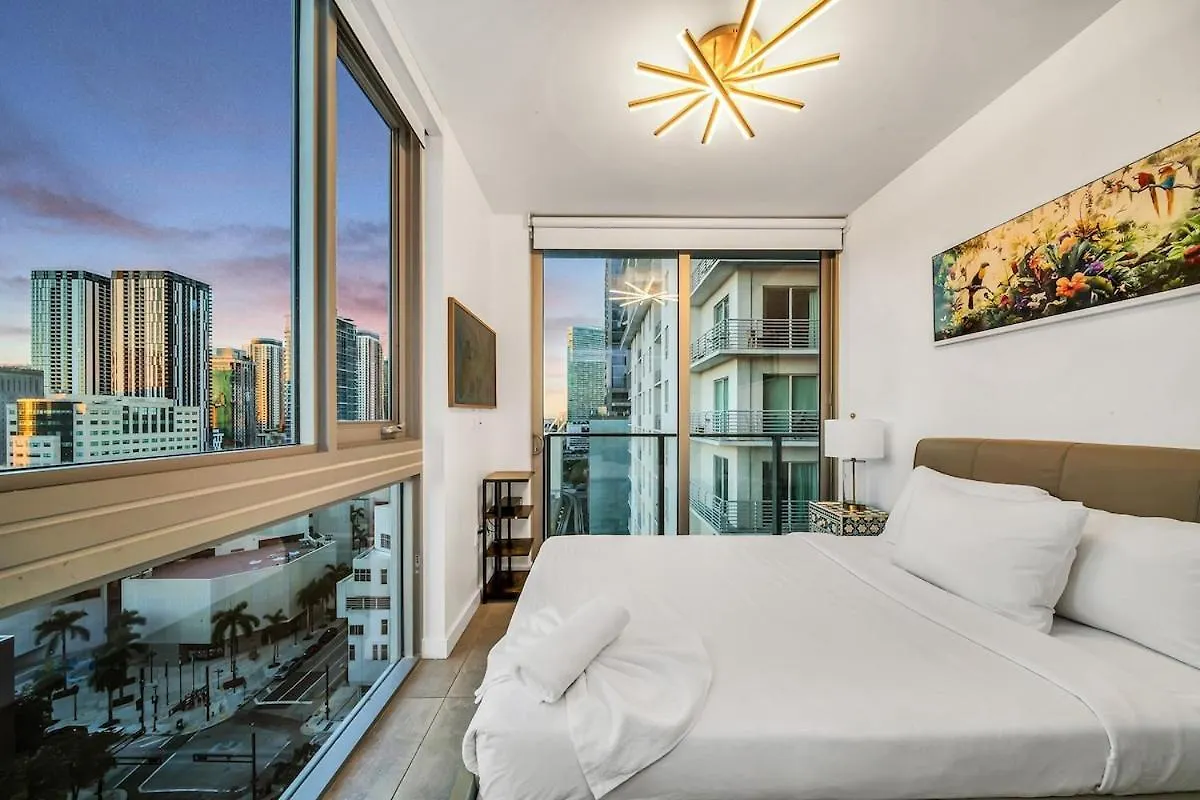 Stylish Tropical Chic 2-bedroom In Downtown