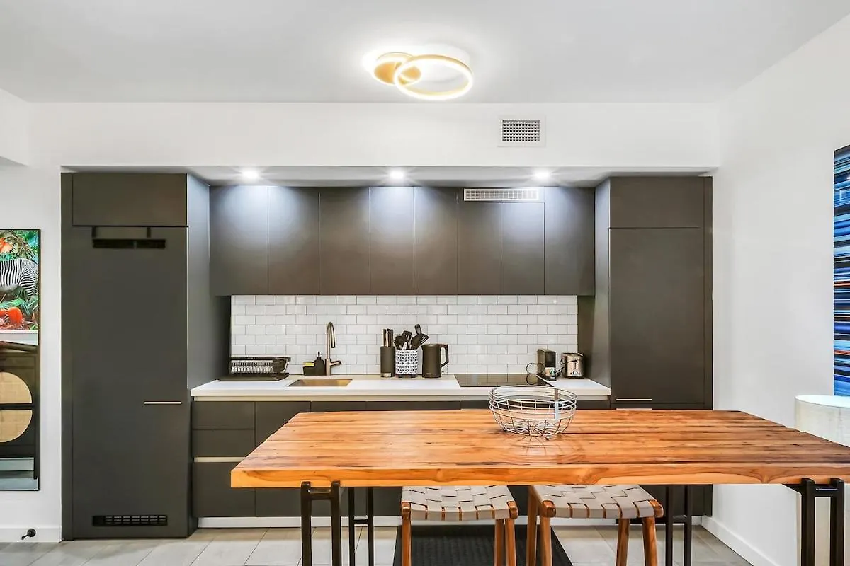Stylish Tropical Chic 2-bedroom In Downtown Apartment *