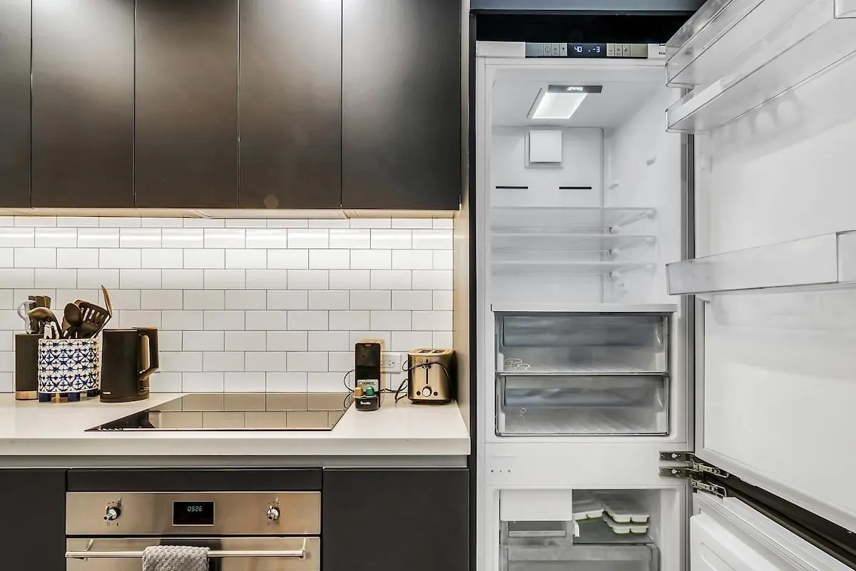 Stylish Tropical Chic 2-bedroom In Downtown Apartment *