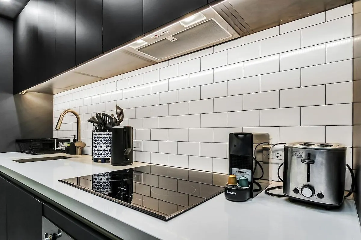 Stylish Tropical Chic 2-bedroom In Downtown