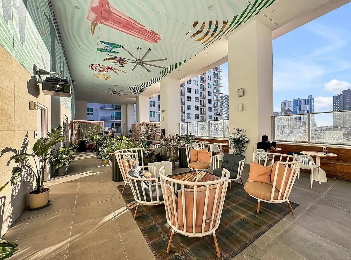 Stylish Tropical Chic 2-bedroom In Downtown Apartment *