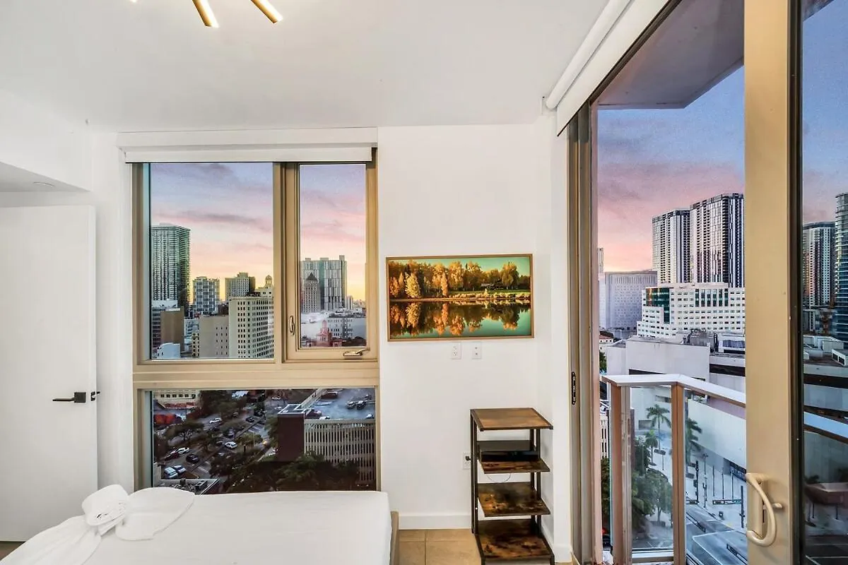 Stylish Tropical Chic 2-bedroom In Downtown *