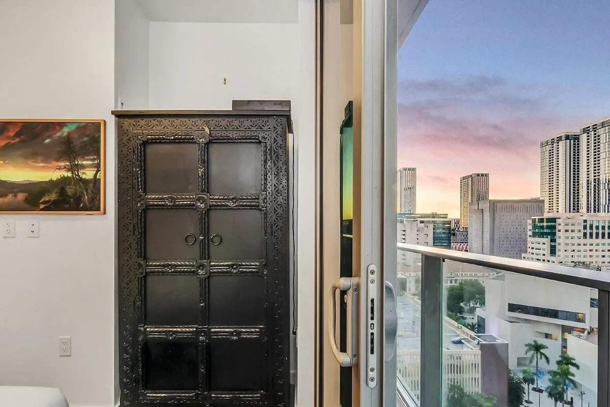 Stylish Tropical Chic 2-bedroom In Downtown Apartment *